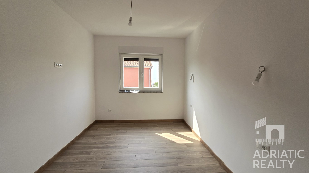 Vodice, casa moderna con ampia terrazza sul tetto in posizione privilegiata