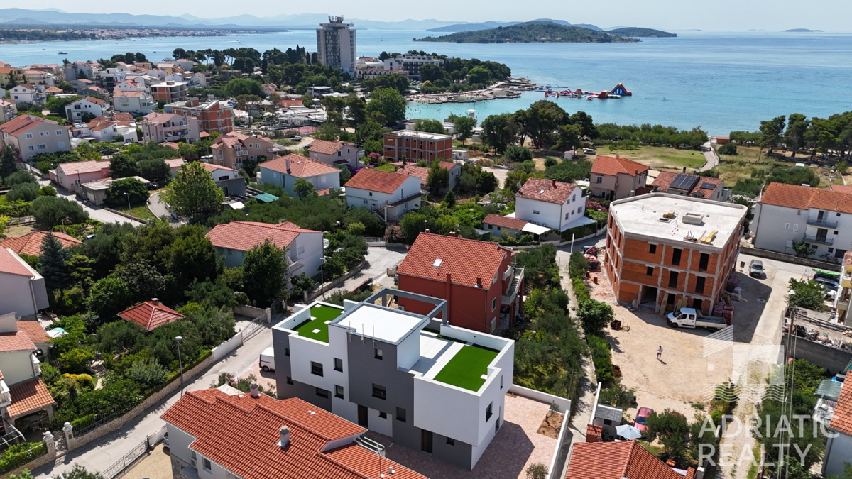Vodice, casa moderna con ampia terrazza sul tetto in posizione privilegiata