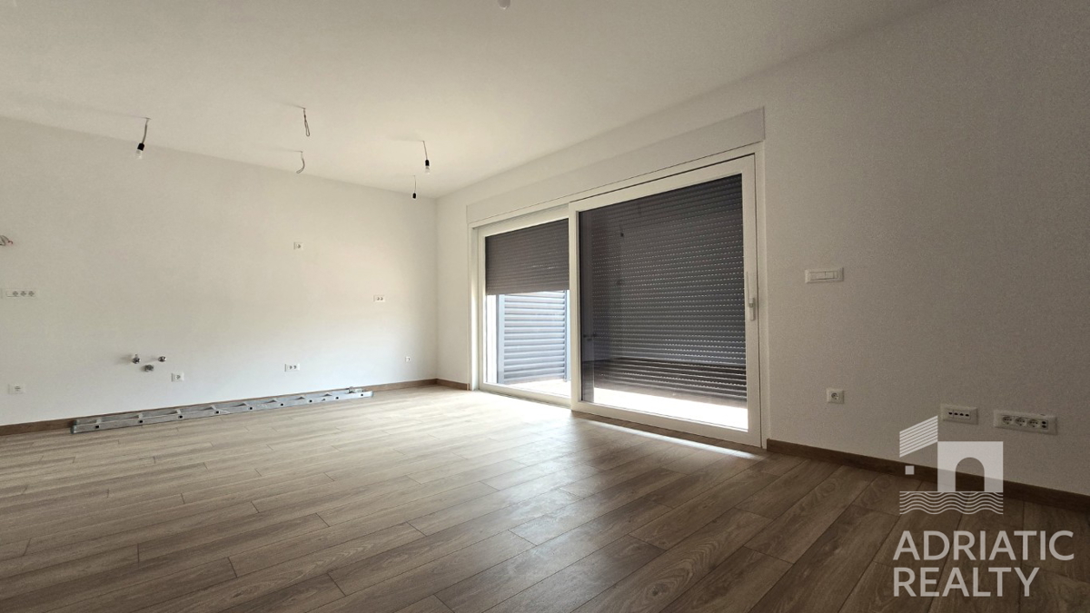 Vodice, casa moderna con ampia terrazza sul tetto in posizione privilegiata