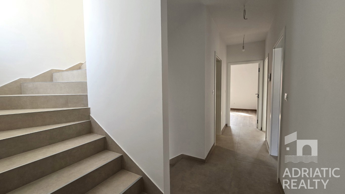 Vodice, casa moderna con ampia terrazza sul tetto in posizione privilegiata