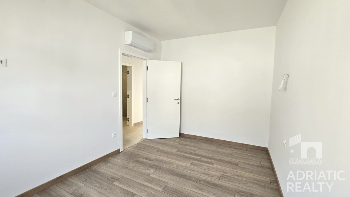 Vodice, casa moderna con ampia terrazza sul tetto in posizione privilegiata