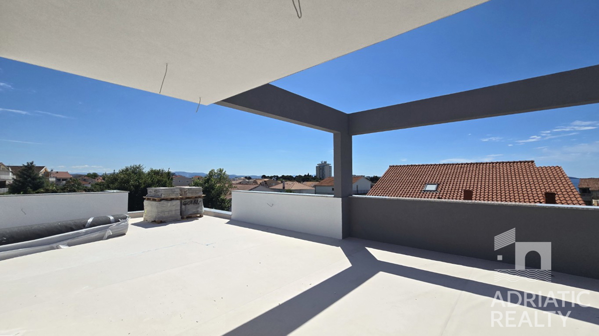 Vodice, casa moderna con ampia terrazza sul tetto in posizione privilegiata