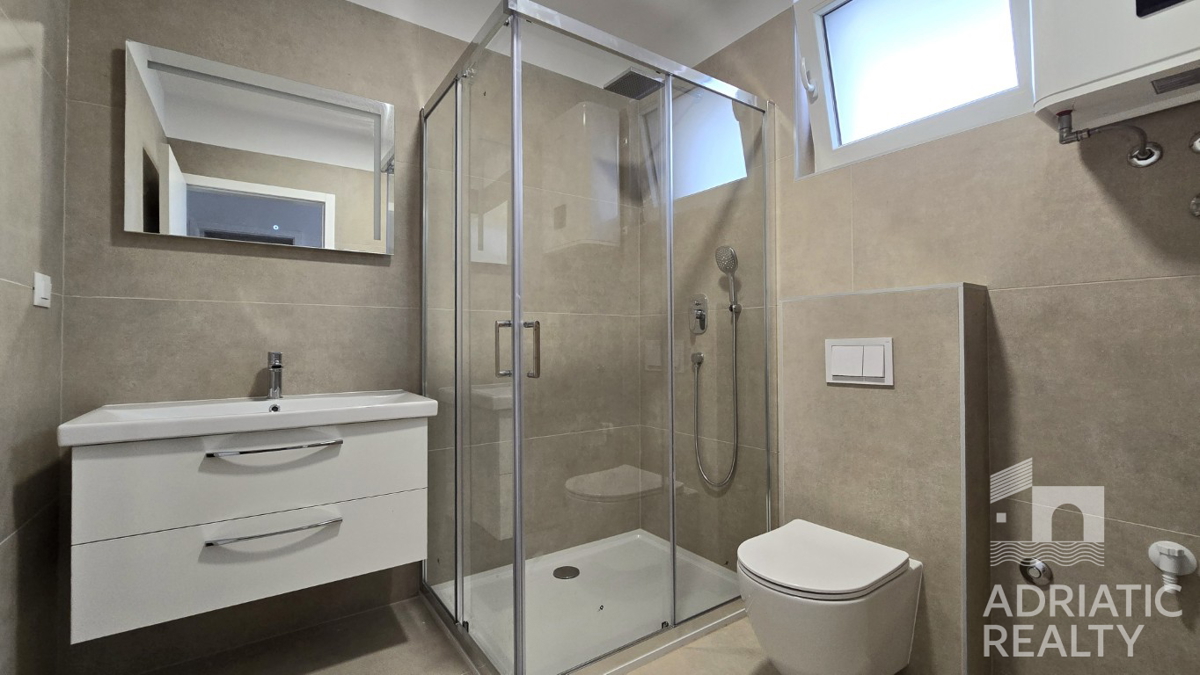 Vodice, casa moderna con ampia terrazza sul tetto in posizione privilegiata