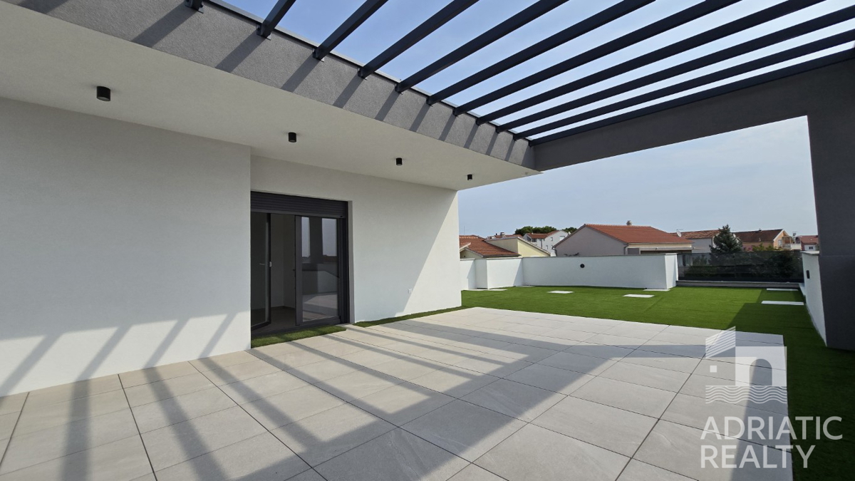 Vodice, casa moderna con ampia terrazza sul tetto in posizione privilegiata