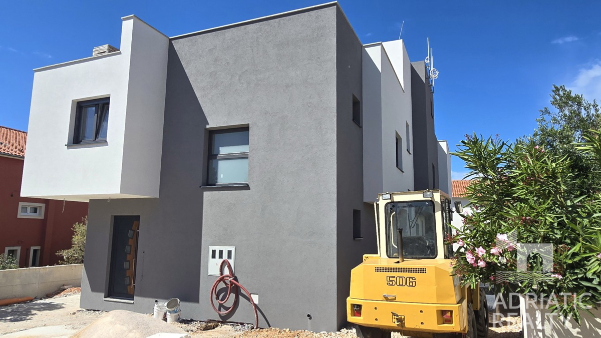 Vodice, casa moderna con ampia terrazza sul tetto in posizione privilegiata