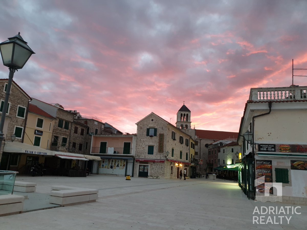 Vodice, casa moderna con ampia terrazza sul tetto in posizione privilegiata