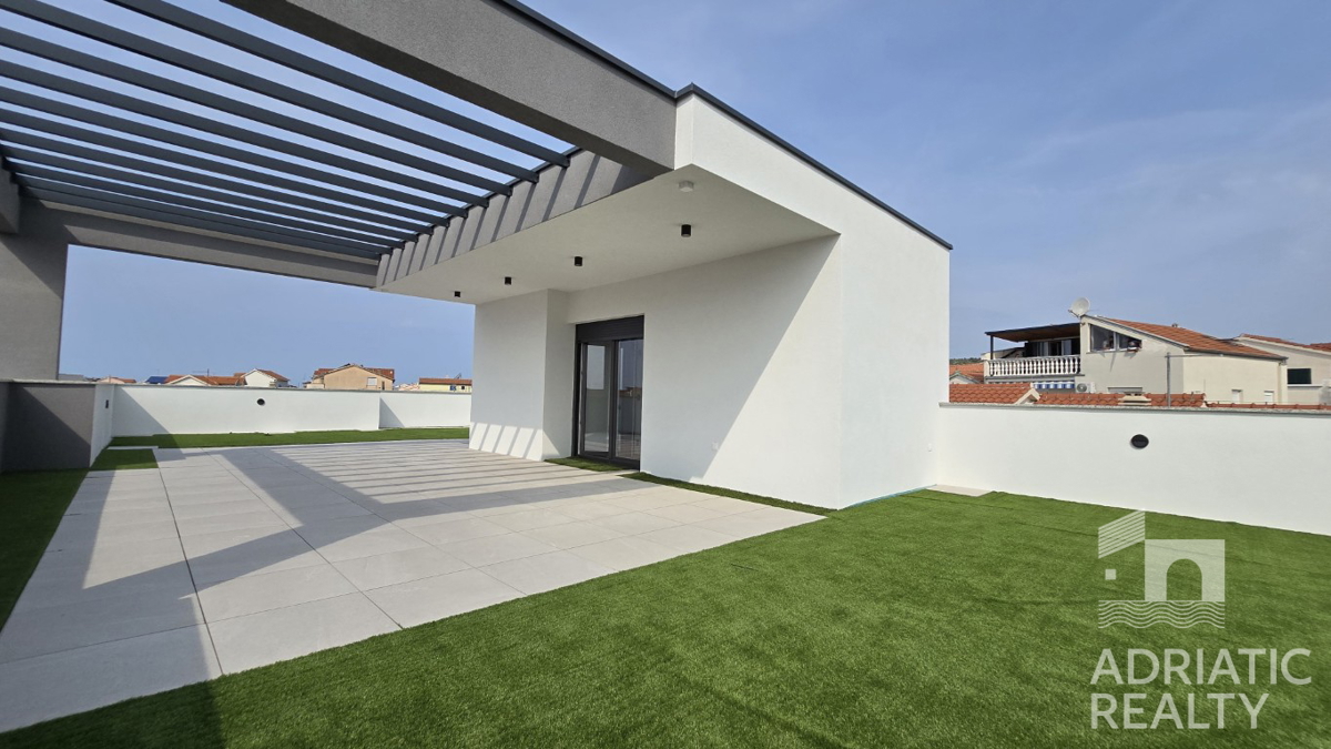 Vodice, casa moderna con ampia terrazza sul tetto in posizione privilegiata