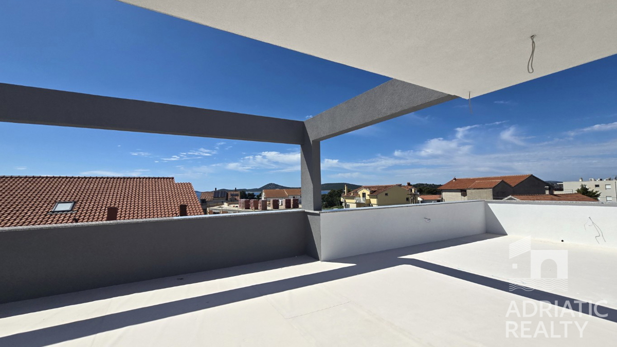 Vodice, casa moderna con ampia terrazza sul tetto in posizione privilegiata