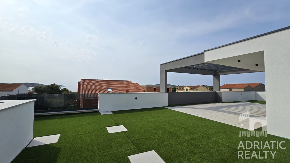 Vodice, casa moderna con ampia terrazza sul tetto in posizione privilegiata