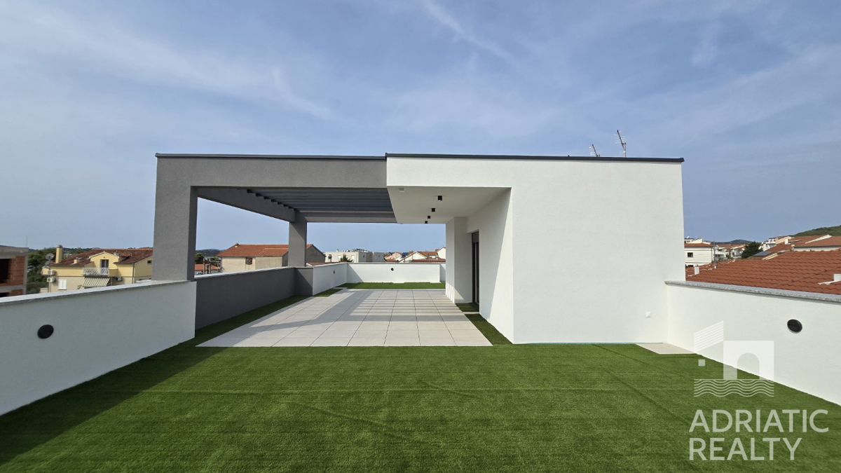 Vodice, casa moderna con ampia terrazza sul tetto in posizione privilegiata