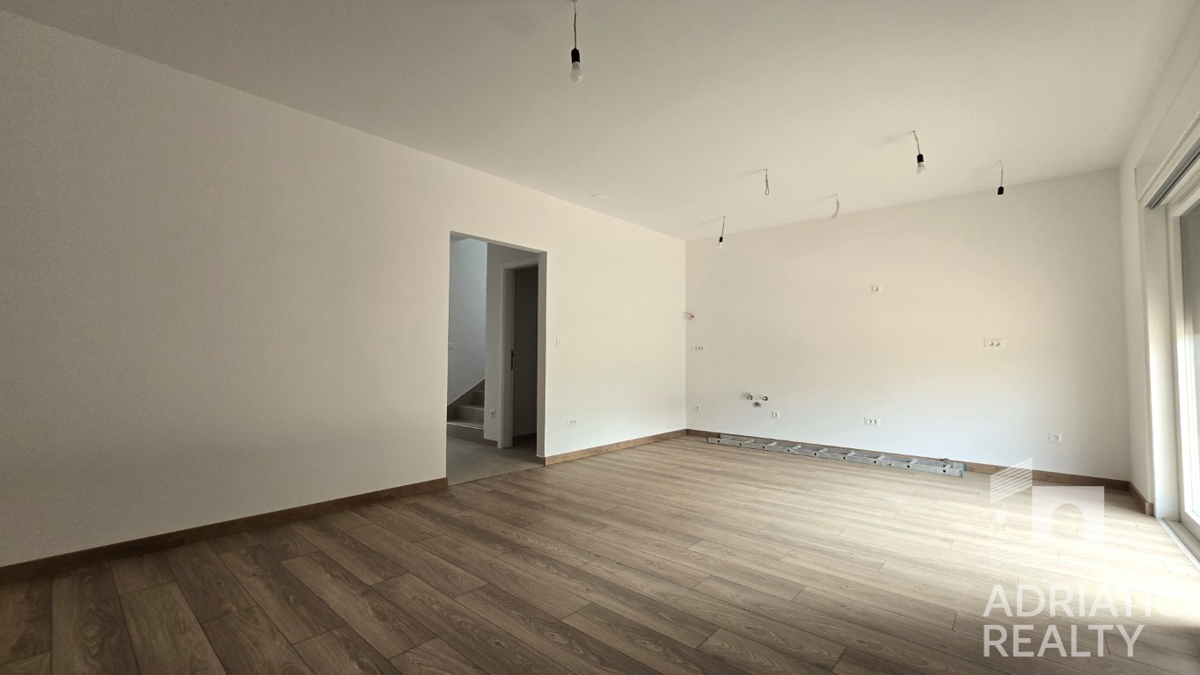 Vodice, casa moderna con ampia terrazza sul tetto in posizione privilegiata