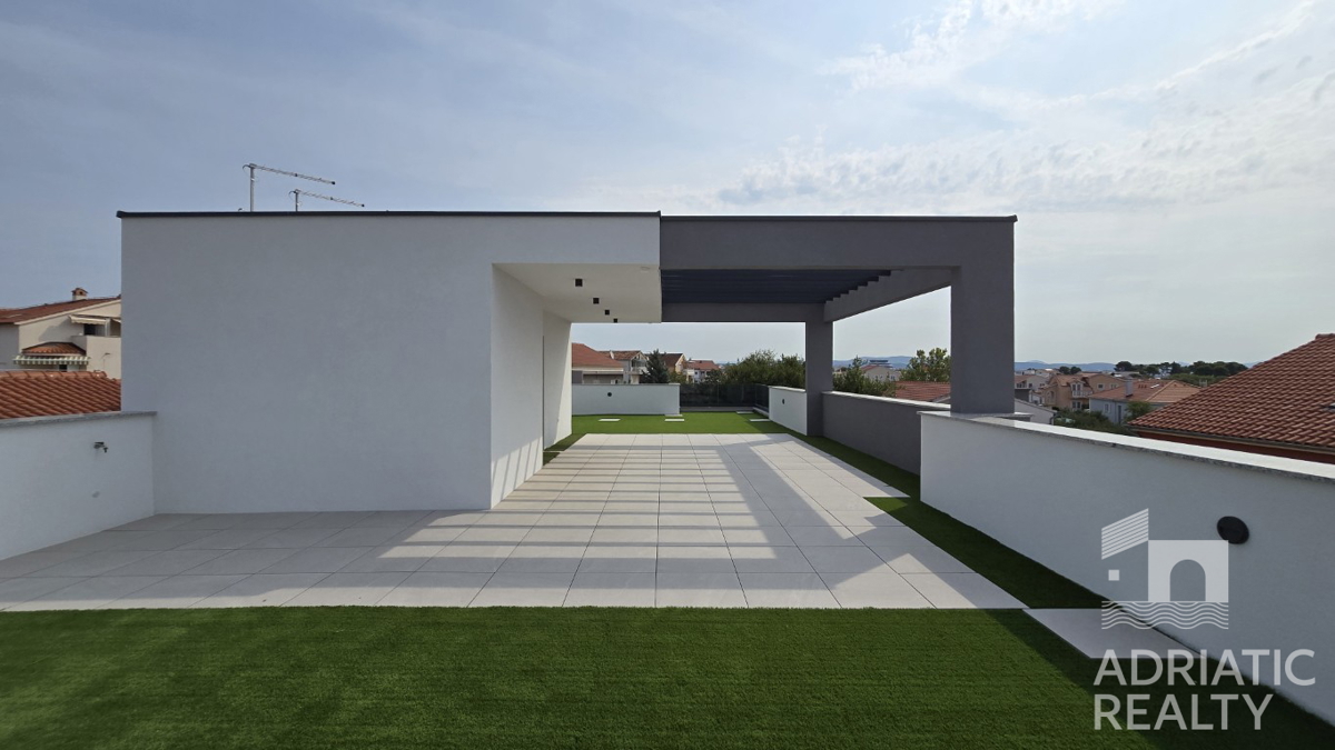 Vodice, casa moderna con ampia terrazza sul tetto in posizione privilegiata