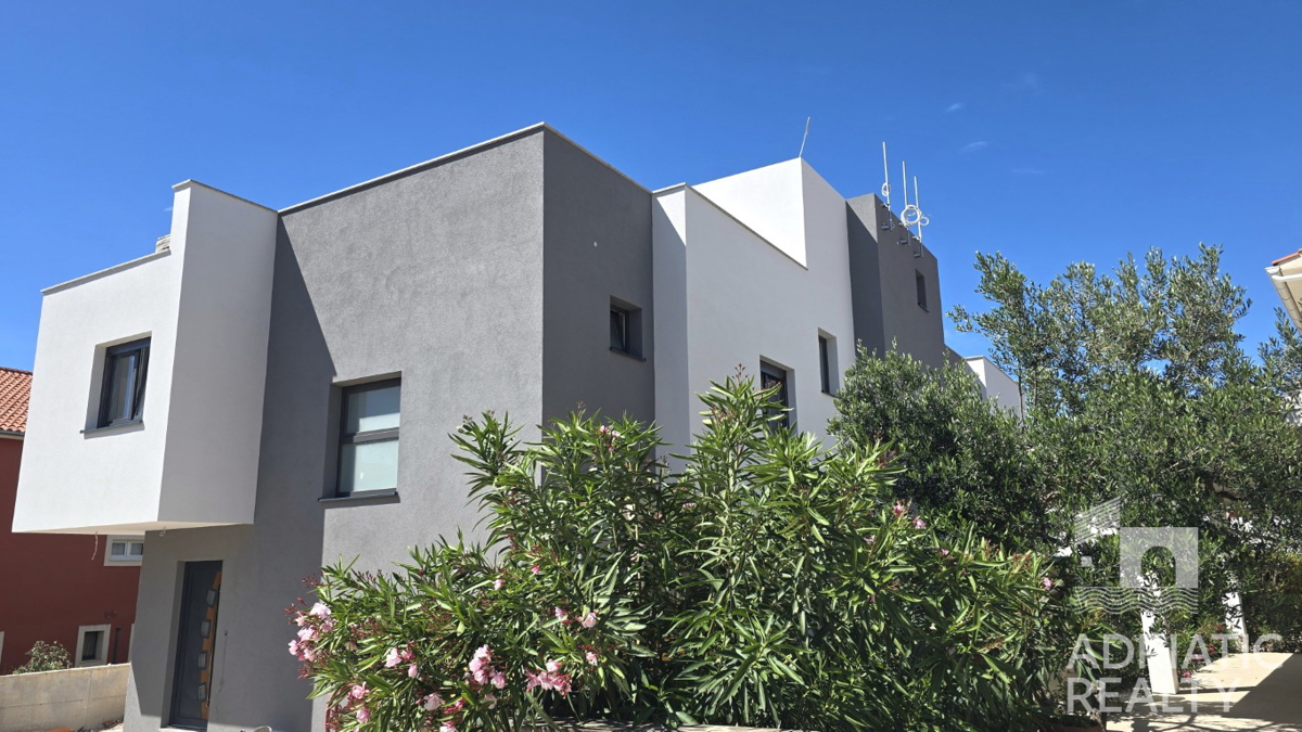 Vodice, casa moderna con ampia terrazza sul tetto in posizione privilegiata