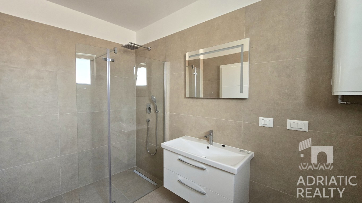 Vodice, casa moderna con ampia terrazza sul tetto in posizione privilegiata