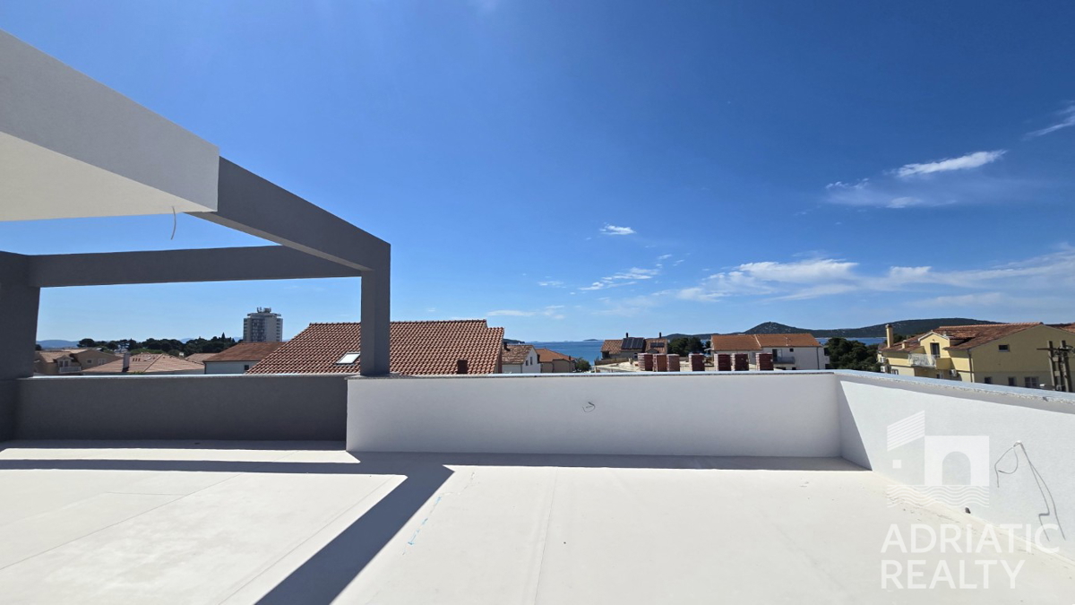 Vodice, casa moderna con ampia terrazza sul tetto in posizione privilegiata