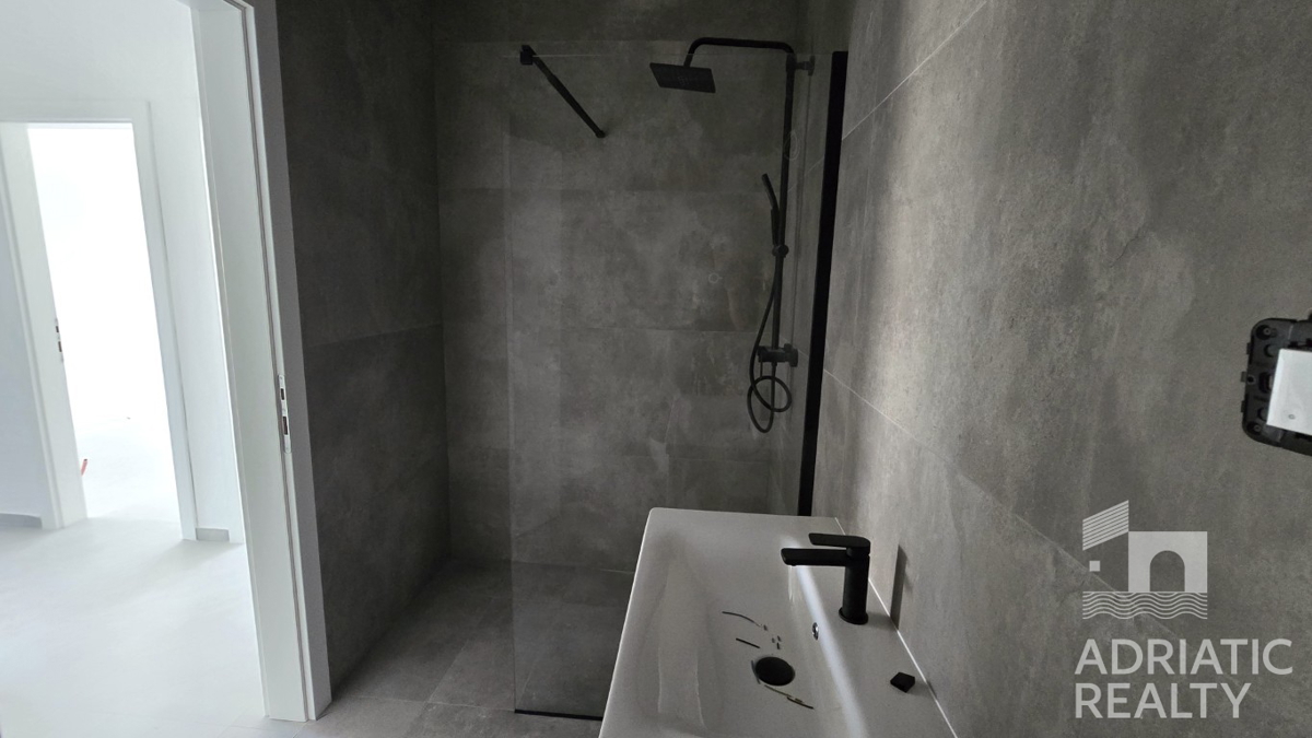 Vodice, spazioso appartamento con due camere da letto in una posizione tranquilla