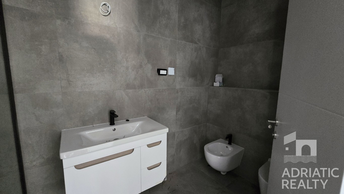 Vodice, spazioso appartamento con due camere da letto in una posizione tranquilla