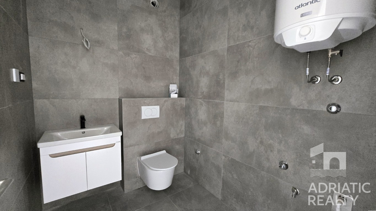 Vodice, spazioso appartamento con due camere da letto in una posizione tranquilla