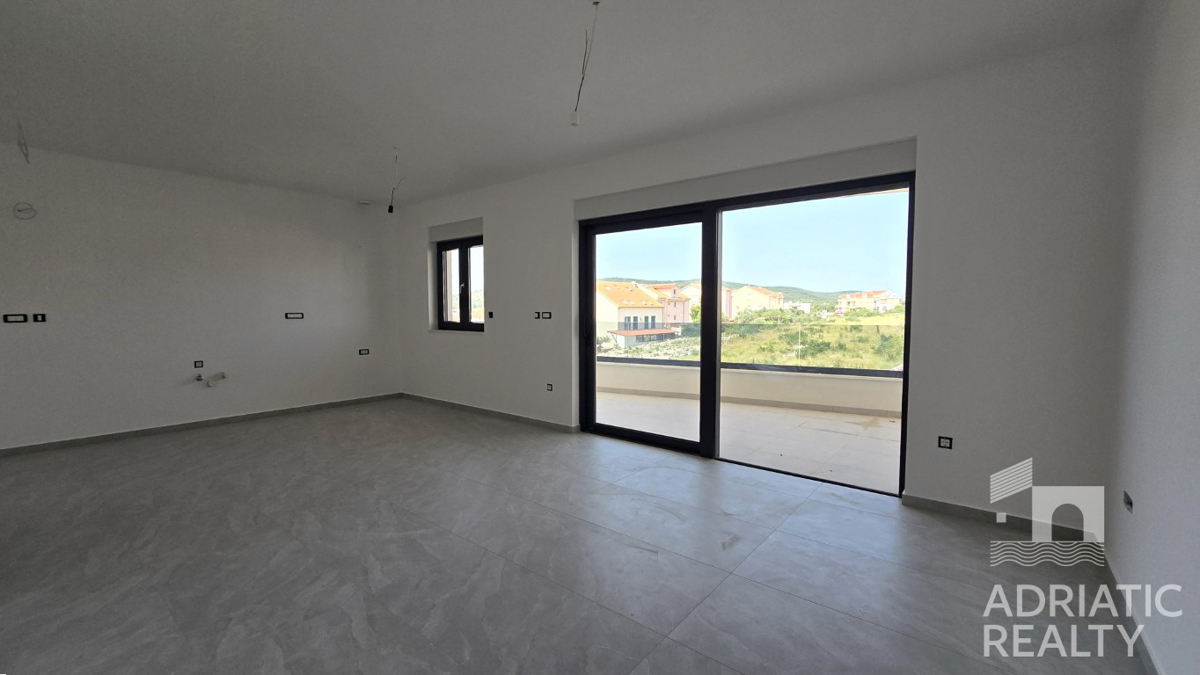 Vodice, spazioso appartamento con due camere da letto in una posizione tranquilla