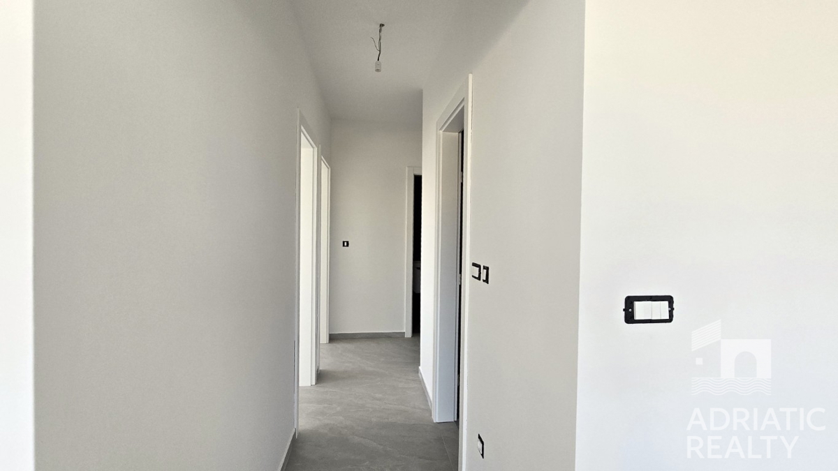 Vodice, spazioso appartamento con due camere da letto in una posizione tranquilla