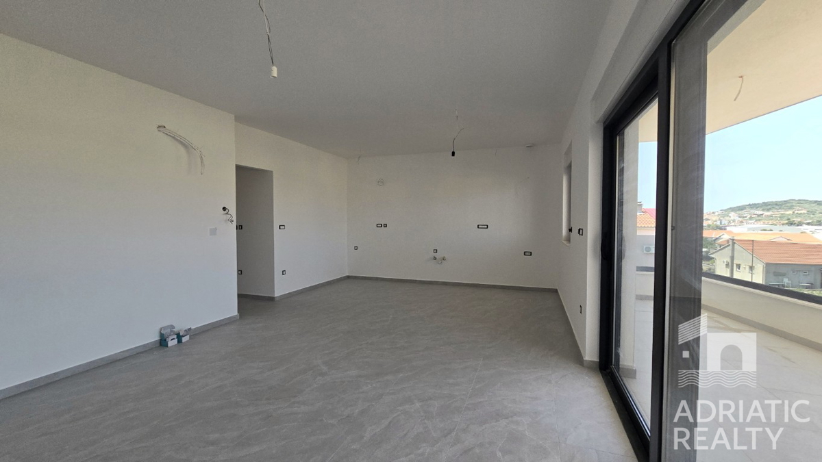 Vodice, spazioso appartamento con due camere da letto in una posizione tranquilla