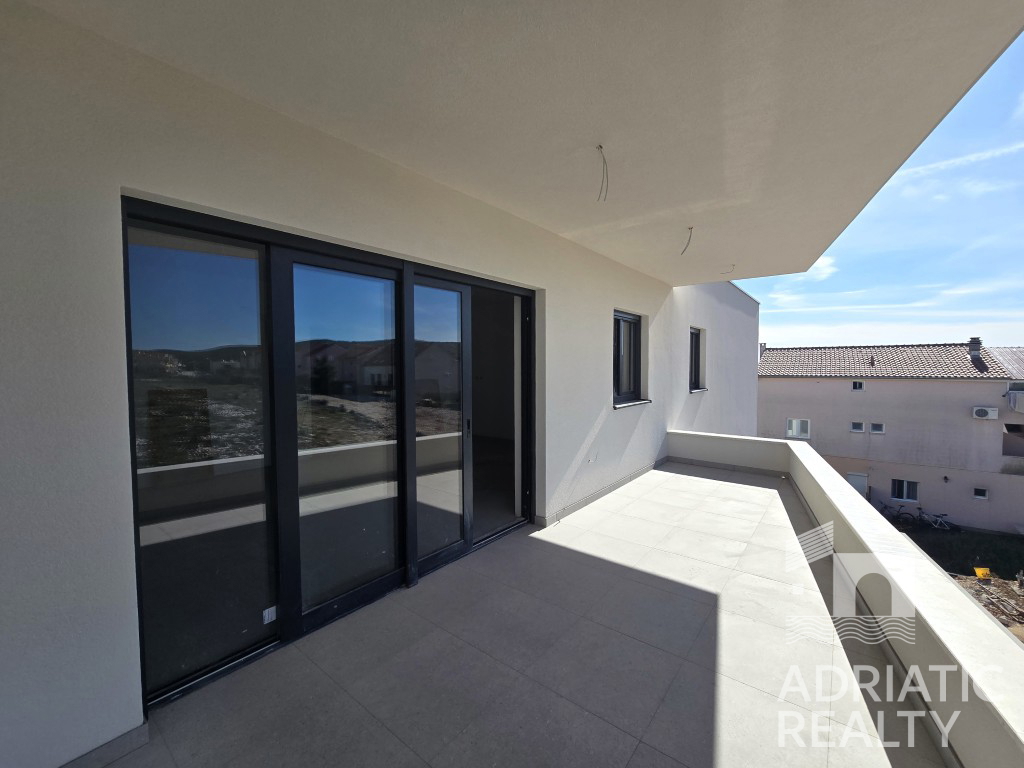 Vodice, spazioso appartamento con due camere da letto in una posizione tranquilla