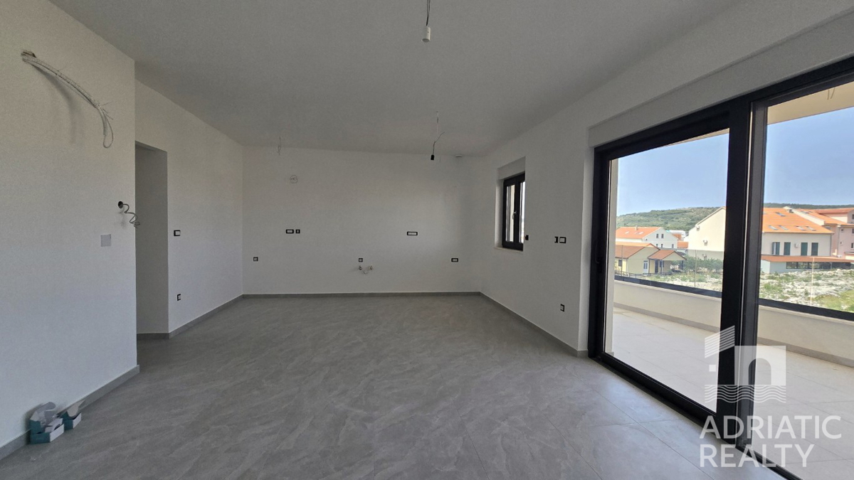 Vodice, spazioso appartamento con due camere da letto in una posizione tranquilla