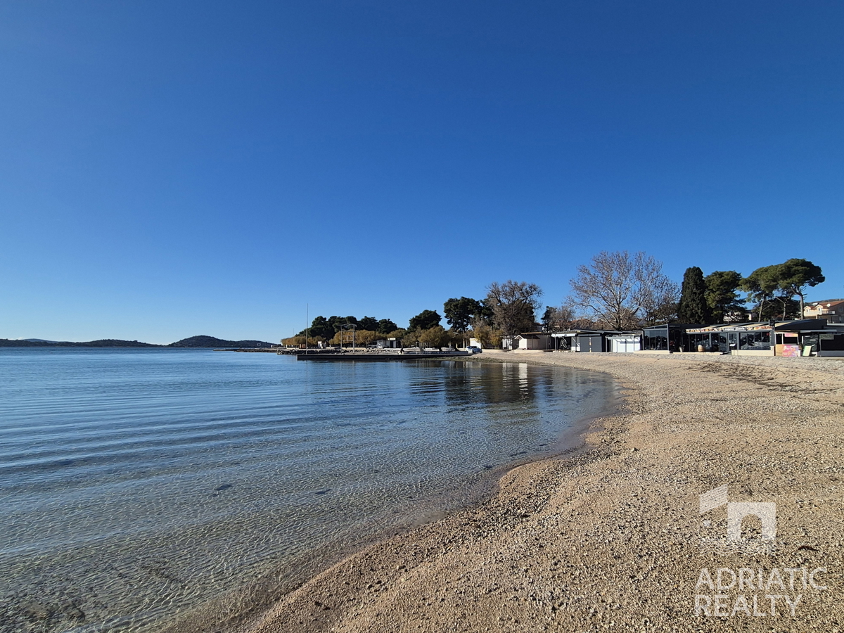 Vodice, spazioso appartamento con due camere da letto in una posizione tranquilla