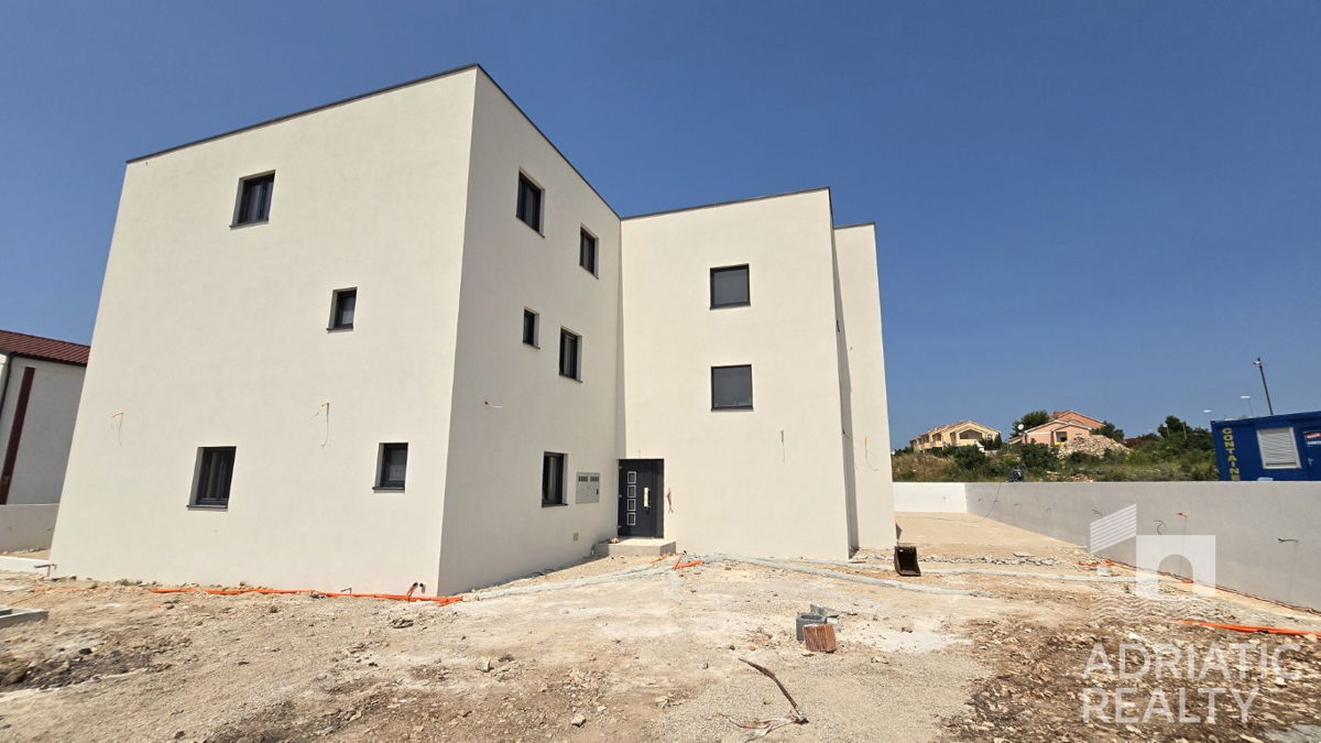 Vodice, spazioso appartamento con due camere da letto in una posizione tranquilla