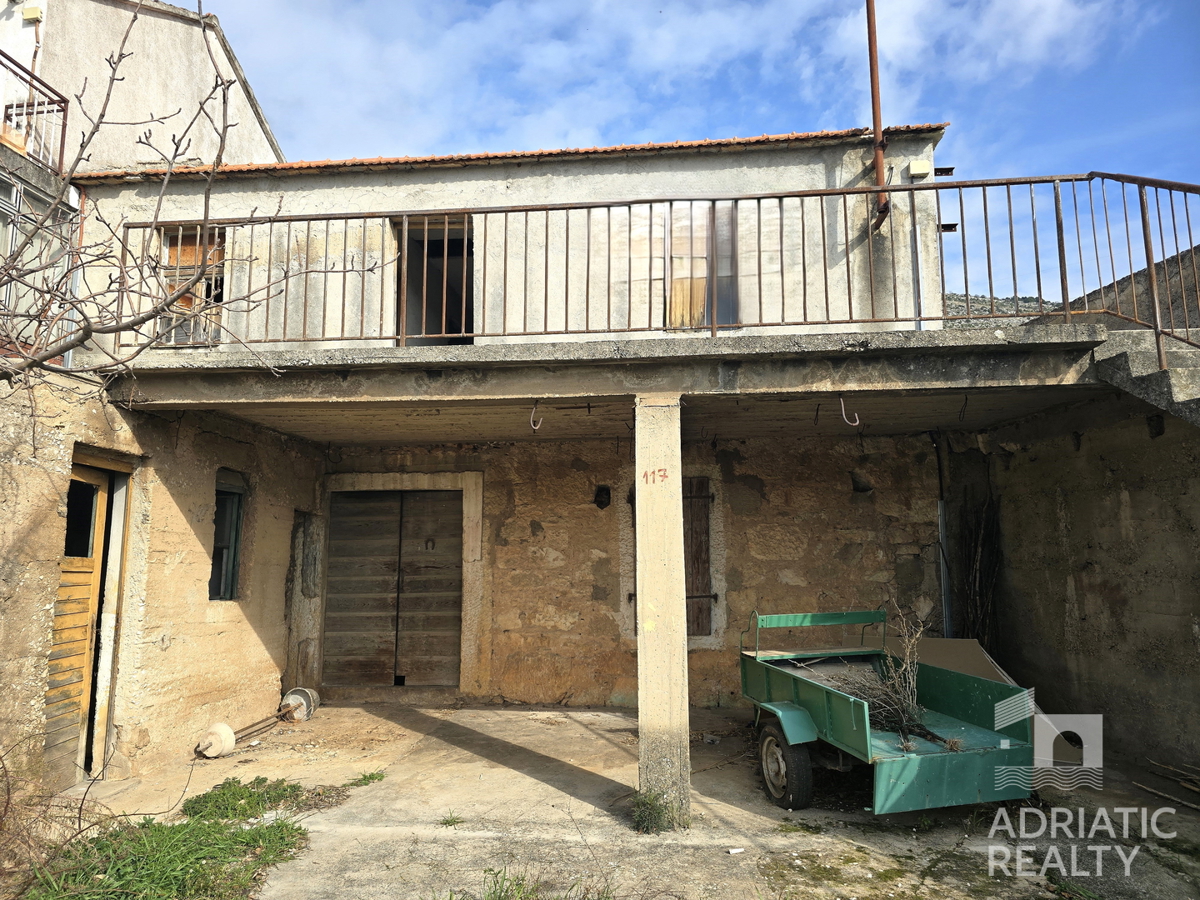 Zona di Sebenico, casa da ristrutturare con terreno di 900 m2