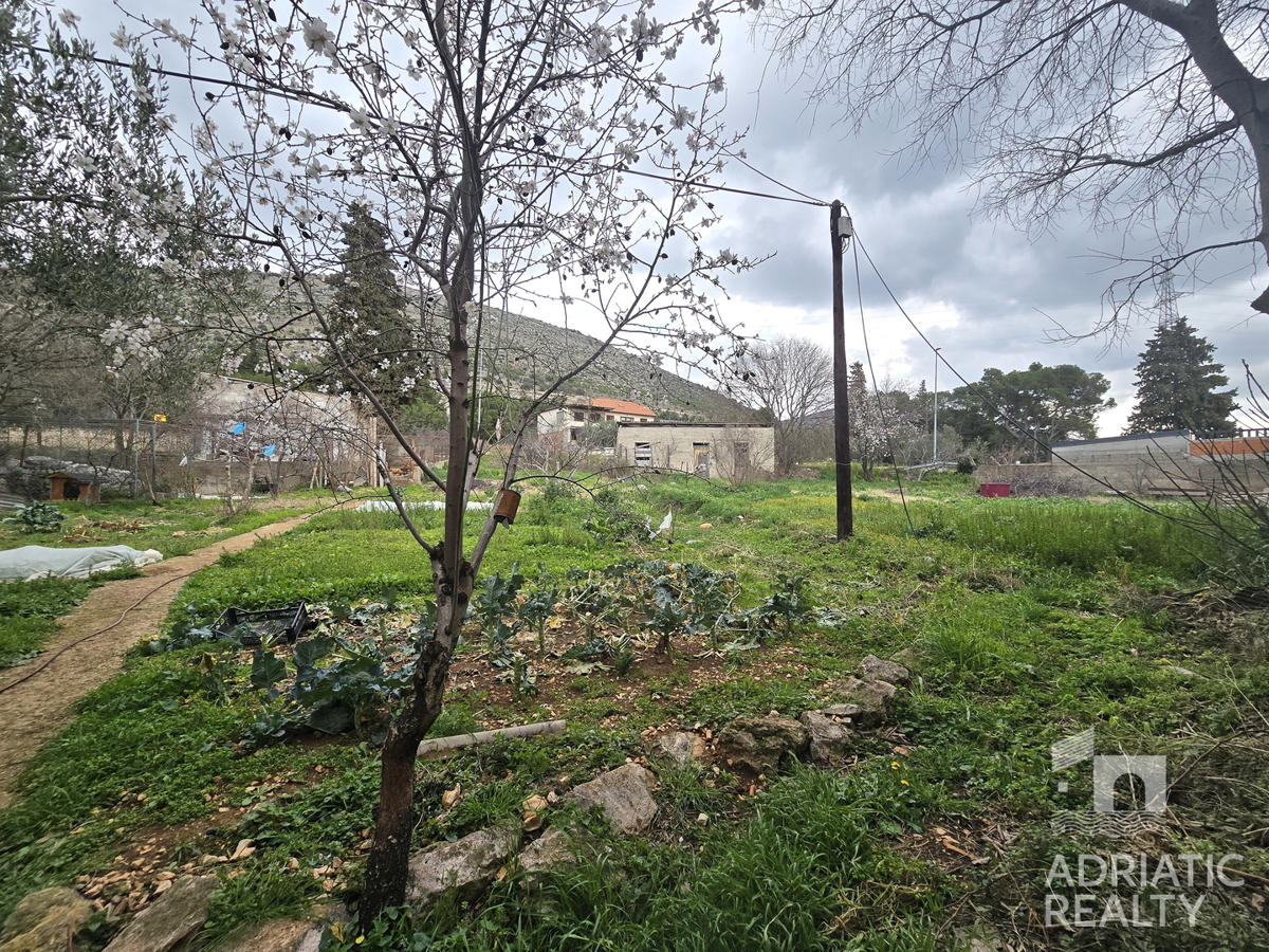 Zona di Sebenico, casa da ristrutturare con terreno di 900 m2