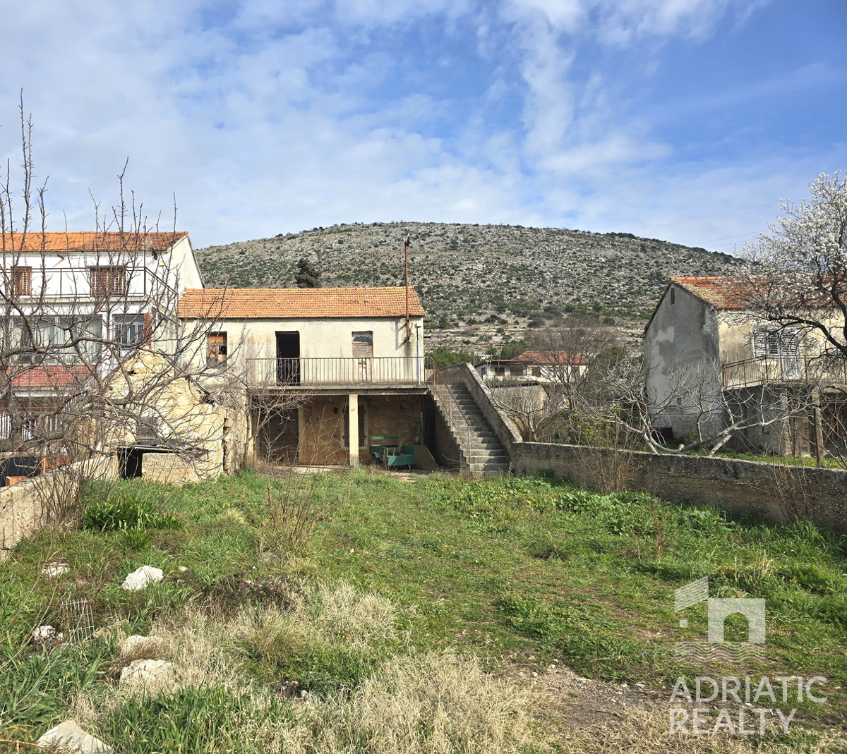 Zona di Sebenico, casa da ristrutturare con terreno di 900 m2