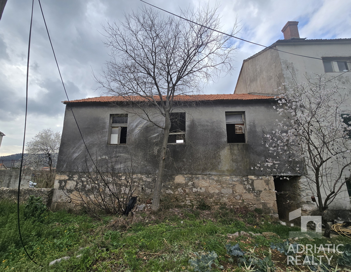 Zona di Sebenico, casa da ristrutturare con terreno di 900 m2