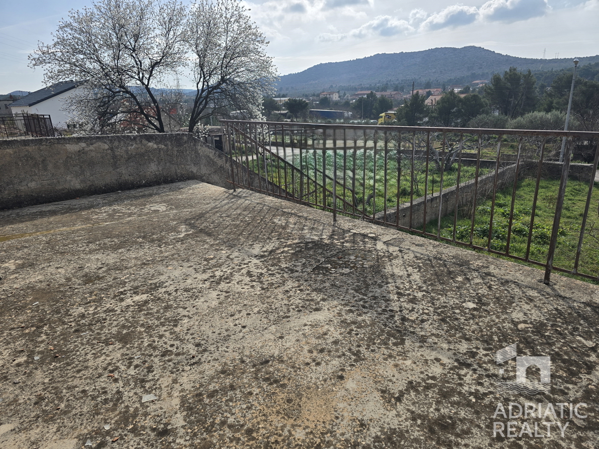 Zona di Sebenico, casa da ristrutturare con terreno di 900 m2