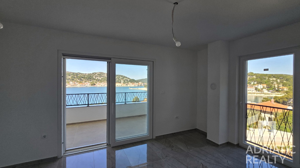 Tisno, appartamento su due piani con garage, 50 m dal mare