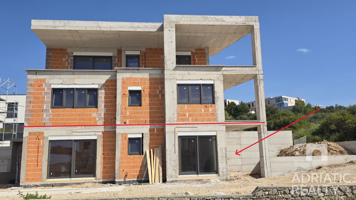 Vodice, appartamento al piano terra con cortile di 245 m2, OTTIMA OCCASIONE