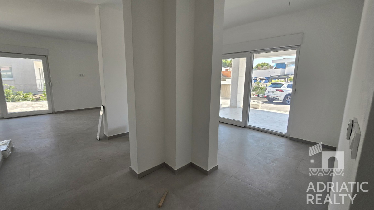 Isola di Murter, Jezera, appartamento trilocale con due terrazze e cortile, vicino al centro