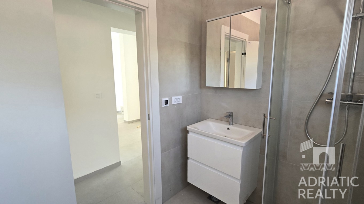 Isola di Murter, Jezera, appartamento trilocale con due terrazze e cortile, vicino al centro