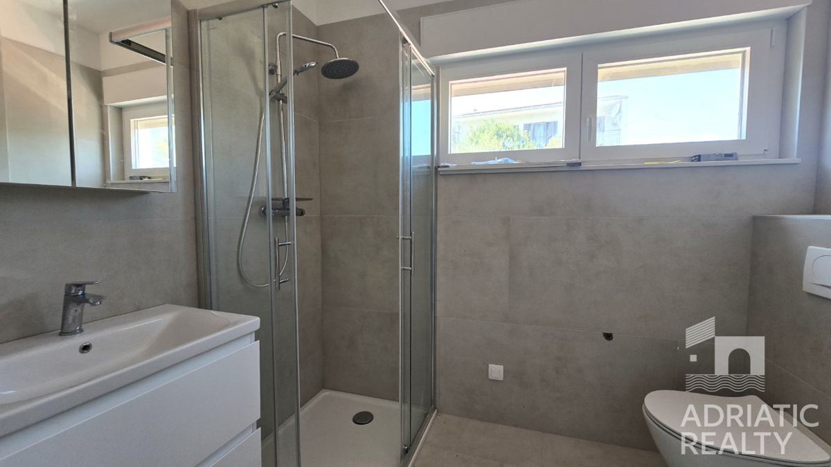 Isola di Murter, Jezera, appartamento trilocale con due terrazze e cortile, vicino al centro