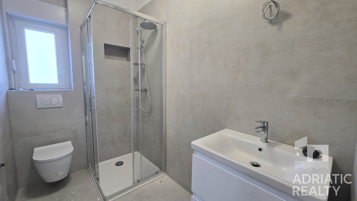 Isola di Murter, Jezera, appartamento trilocale con due terrazze e cortile, vicino al centro