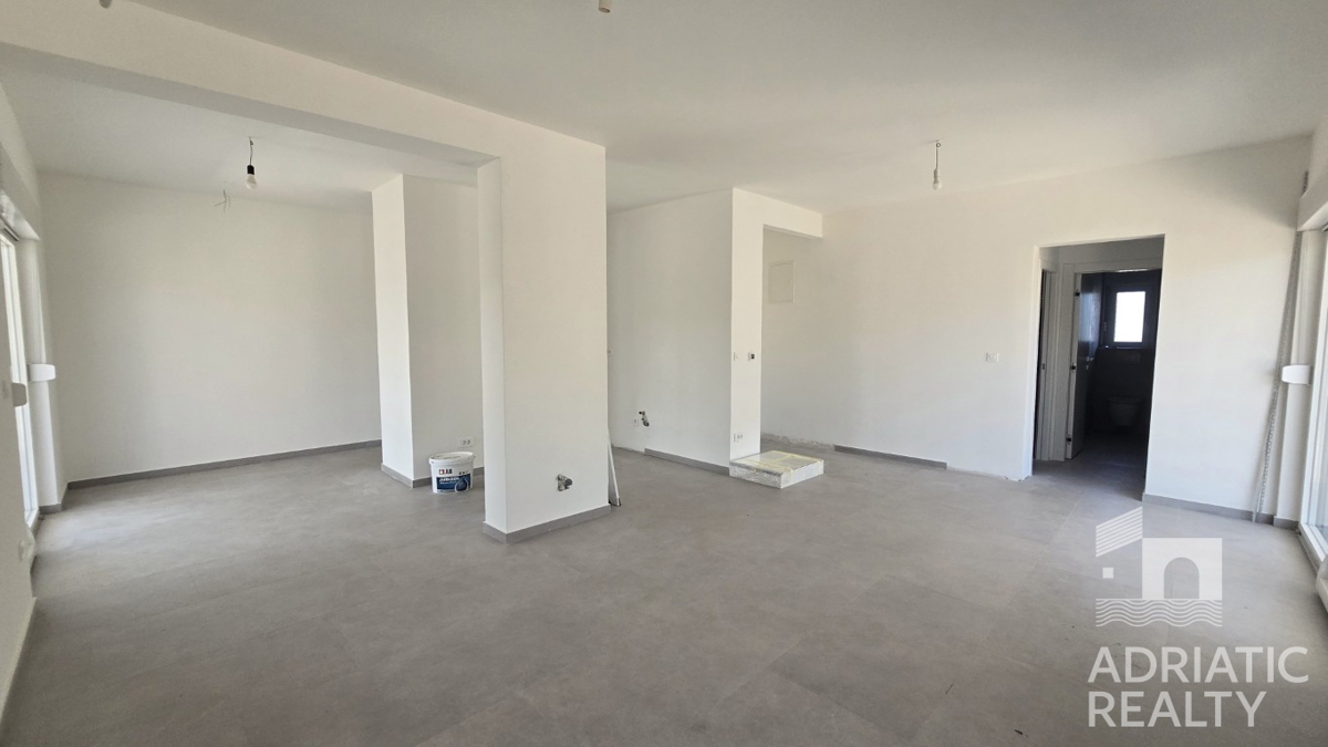 Isola di Murter, Jezera, appartamento trilocale con due terrazze e cortile, vicino al centro