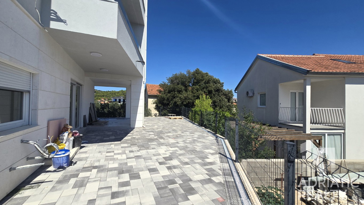 Isola di Murter, Jezera, appartamento trilocale con due terrazze e cortile, vicino al centro