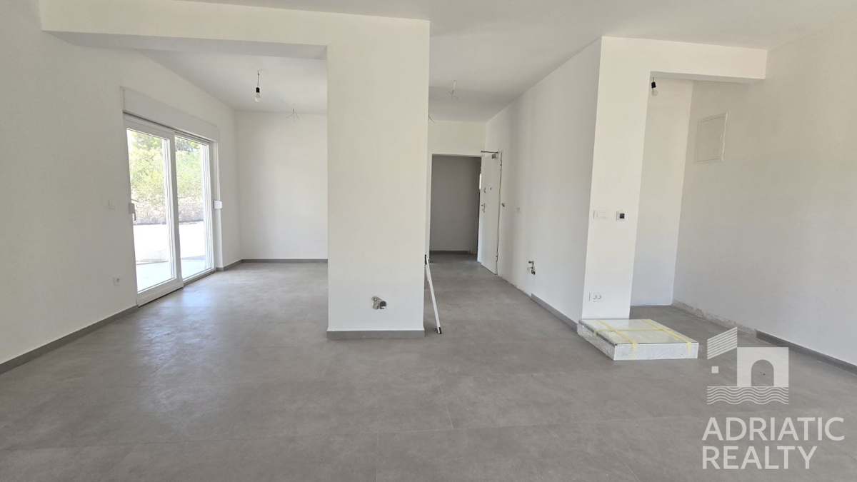 Isola di Murter, Jezera, appartamento trilocale con due terrazze e cortile, vicino al centro