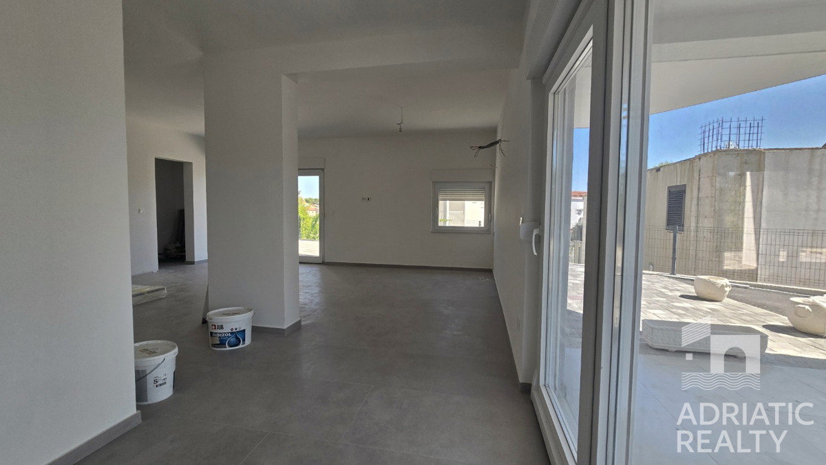 Isola di Murter, Jezera, appartamento trilocale con due terrazze e cortile, vicino al centro