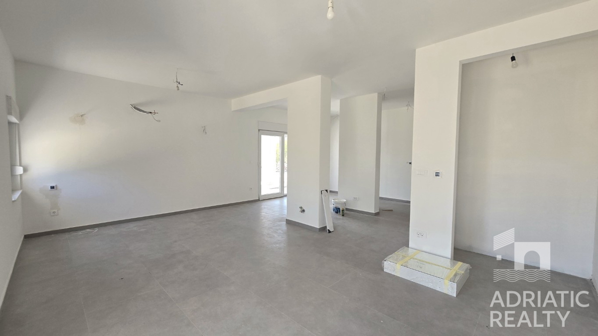 Isola di Murter, Jezera, appartamento trilocale con due terrazze e cortile, vicino al centro