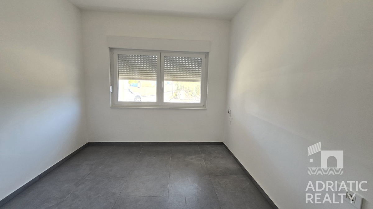 Isola di Murter, Jezera, appartamento trilocale con due terrazze e cortile, vicino al centro