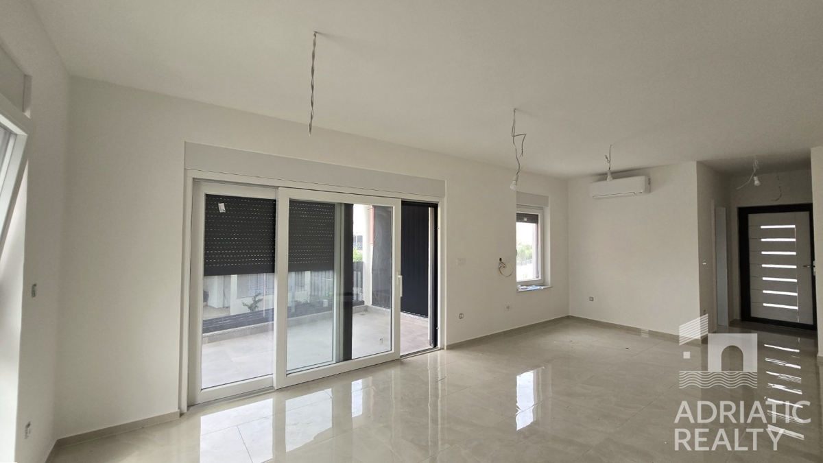 Vodice, moderno bilocale in posizione tranquilla