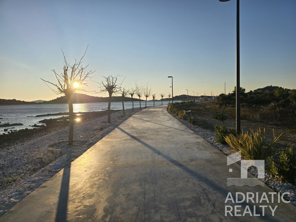 Vodice, appartamento moderno in triplex con terrazza sul tetto e vista mare