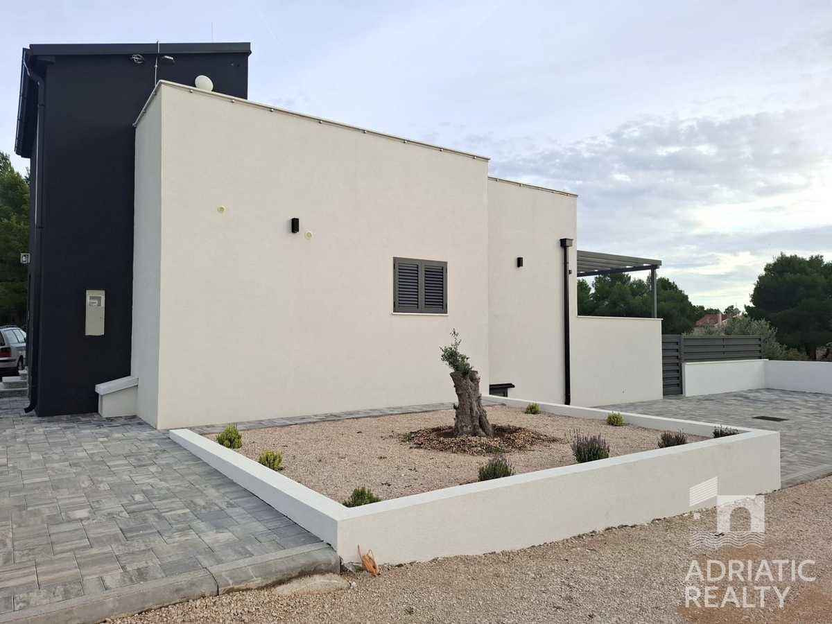 Vodice, comoda casa a pianterreno con piscina e terrazza sul tetto, perfetta per un soggiorno tutto l&apos;anno.