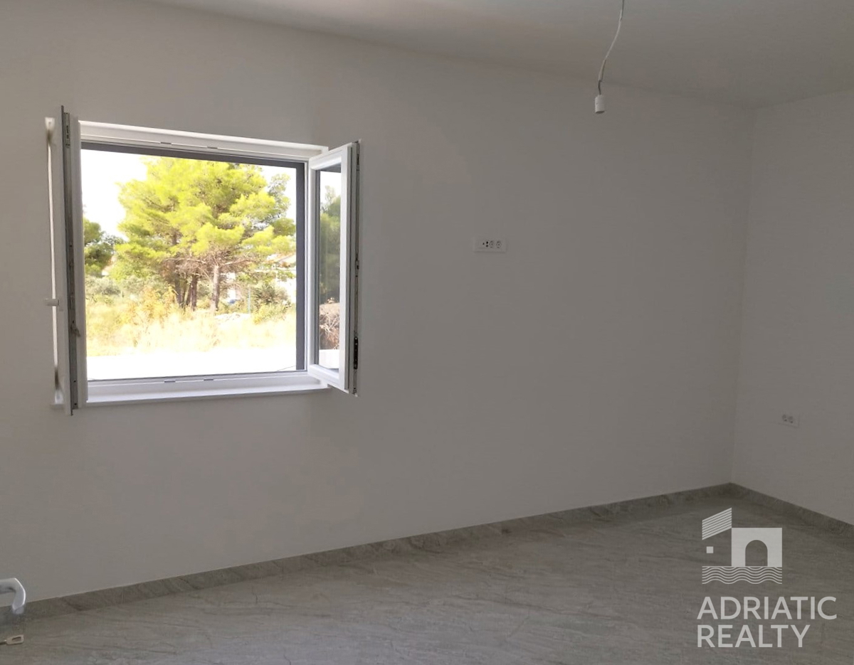 Vodice, comoda casa a pianterreno con piscina e terrazza sul tetto, perfetta per un soggiorno tutto l&apos;anno.